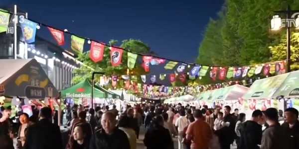 爱游戏体育官方网站-“超”有看点引爆消费新热潮 “足球+夜市+美食+趣玩”聚人气、添活力