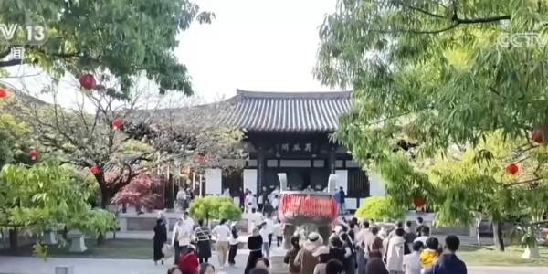 爱游戏体育官方网站-“超”有看点引爆消费新热潮 “足球+夜市+美食+趣玩”聚人气、添活力